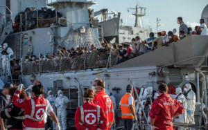 migranti-sbarco-reggio1