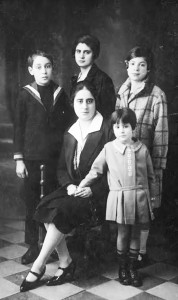 Giuseppina De Matera con i figli Giacomo, Teresa, Franca e Ginevra