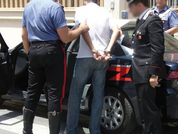 Ruba incasso centro scommesse e scappa, un arresto a Crotone