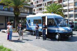 camper-polizia-donne