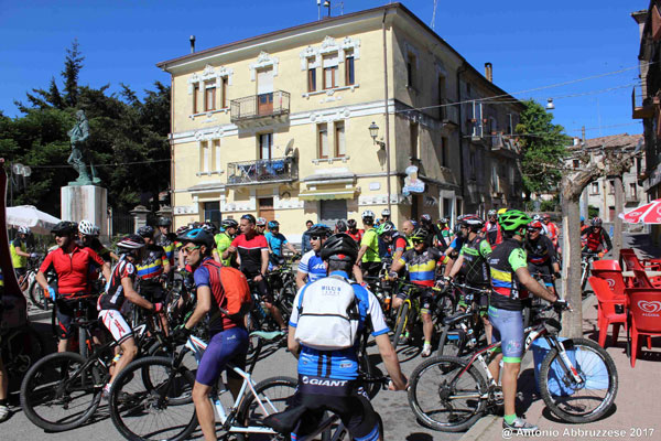 Lamezia, i “Bikers Solitari” portano in scena "Babbo Natale in Moto" Lamezia, i “Bikers Solitari” portano in scena "Babbo Natale in Moto"