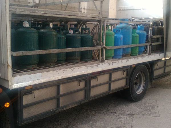 Deposito clandestino bombole gas sequestrato da Polizia a Crotone