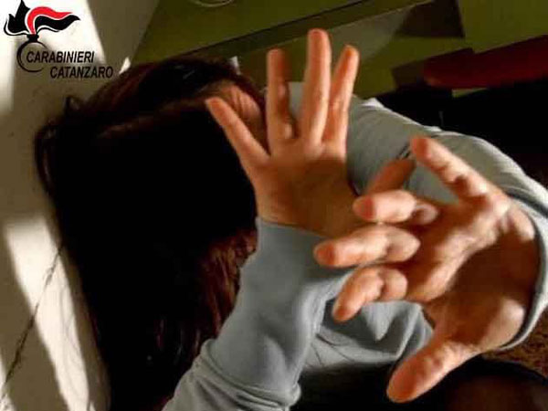 Violenza donne: aggredisce moglie, crotonese allontanato da casa