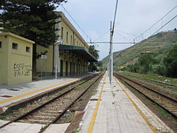 Ferrovie: stazione Pizzo Marinella, interrogazione Ferro (FdI)