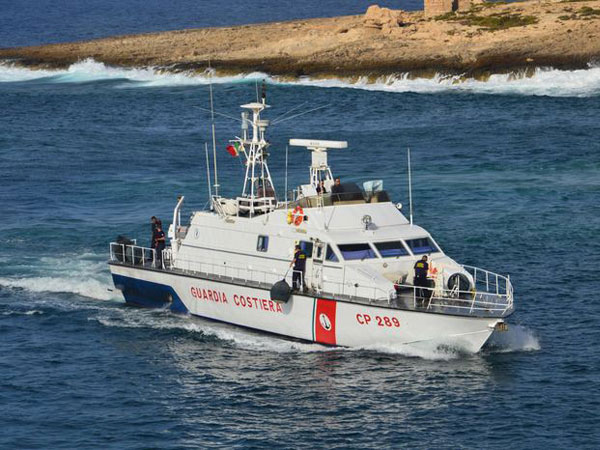 Guardia costiera salva 3 persone su imbarcazione alla deriva in Calabria