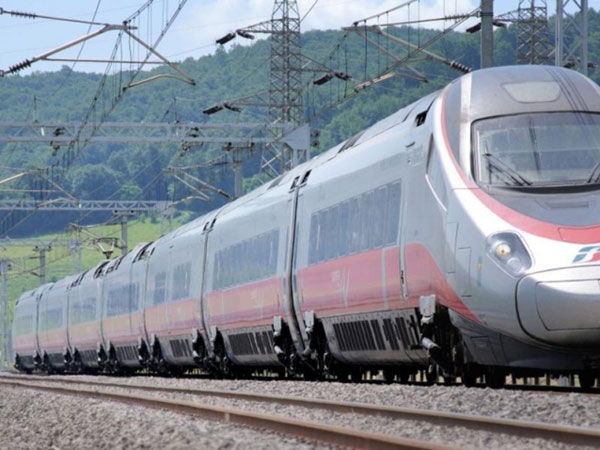 Treno investe persona, traffico ferroviario bloccato nel Cosentino