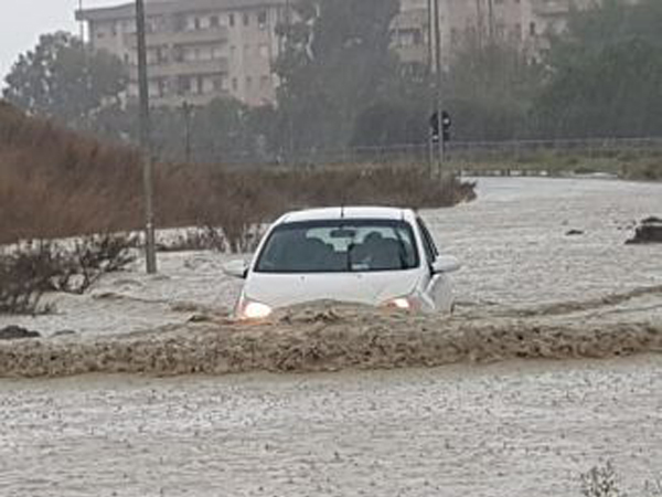 Maltempo: danni in Calabria, treni rallentati per le mareggiate
