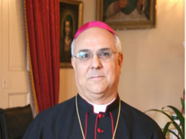 Coronavirus: Catanzaro, arcivescovo distribuisce viveri a poveri