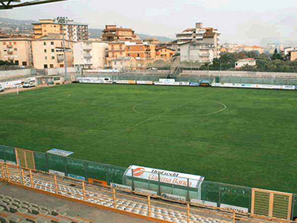 Calcio: accesero fumogeni a stadio, Daspo a 2 tifosi Crotone