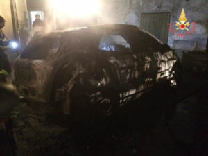 Opel Mokka Distrutta Da Un Incendio Nella Notte A Tiriolo Lamezia Oggi