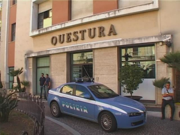 Ha maltrattato per anni moglie e figlie: arrestato dalla polizia