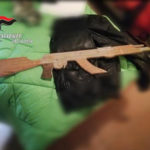 Affiliato regala mitra in legno a nipote, trovato dai Carabinieri