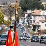 Pasqua: parroco con croce, Via Crucis solitaria nel Catanzarese