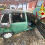 Lamezia: auto in fiamme a piazza Kennedy, indagini in corso
