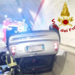 Incidenti: Mini Cooper si ribalta sulla 106 nella galleria Sellara