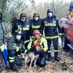 Cerisano, salvato dai vigili del fuoco un cane bloccato in un torrente