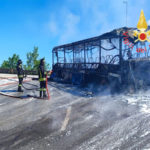 In fiamme autobus a Rota Greca, a bordo solo l'autista: illeso