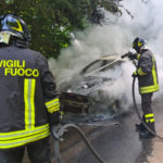 Lamezia, auto in transito prende fuoco in località Bucolia: in salvo coppia