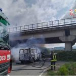 Lamezia, autofurgone in fiamme nella zona industriale: illeso conducente