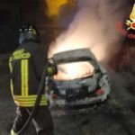 Auto in fiamme nella notte a San Sostene, indagini