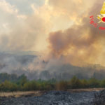 Vasto incendio di vegetazione nel Crotonese, fuoco lambisce centro abitato di Santa Severina