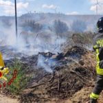 Diversi incendi alimentanti dal forte vento nel Crotonese, vigili fuoco al lavoro