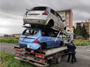 Oltre trenta veicoli abbandonati in citta’ rimossi dalla polizia locale nelle ultime settimane