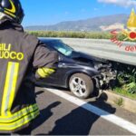 Lamezia, auto contro guardrail su A2: illeso conducente