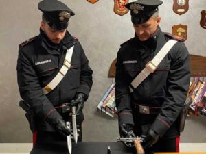 Botricello: 50enne arrestato dai Carabinieri per porto abusivo di armi in luogo pubblico
