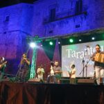 Davide Ambrogio incanta il pubblico del “Tarantella Power” e I Scunchiuruti lo fanno ballare fino a notte fonda
