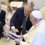 Michele Affidato realizza opere scultoree per Papa Francesco: le congratulazioni del presidente di Unicef Calabria, Giuseppe Raiola