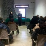 Trascorrono il pomeriggio insieme agli anziani per parlare del fenomeno delle truffe